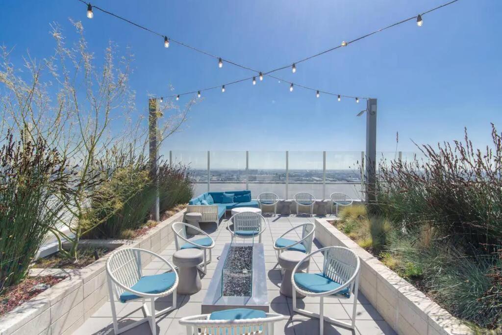 Stylish 3Bed HighRise with Pool, Spa, Rooftop Deck