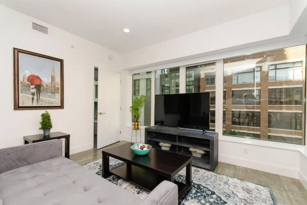 Stylish 3Bed HighRise with Pool, Spa, Rooftop Deck