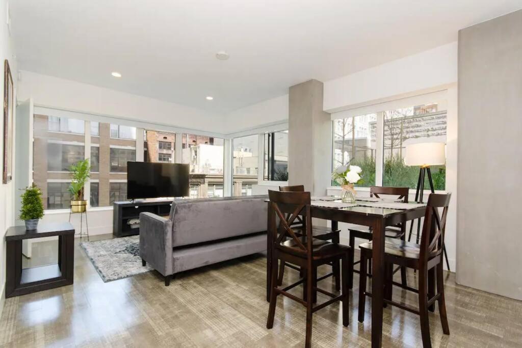 Stylish 3Bed HighRise with Pool, Spa, Rooftop Deck