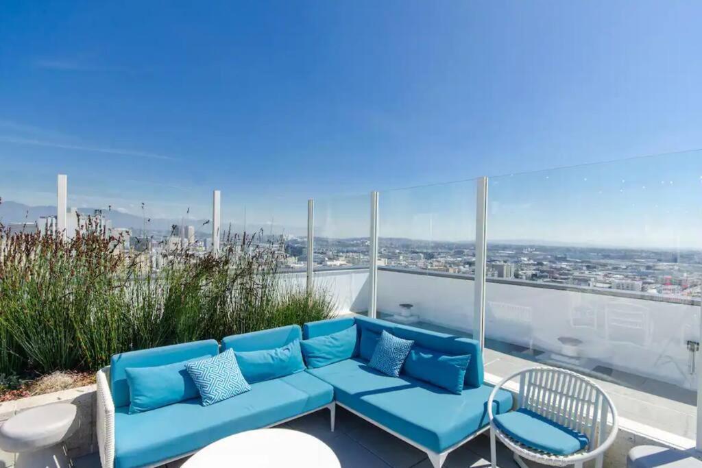 Stylish 3Bed HighRise with Pool, Spa, Rooftop Deck