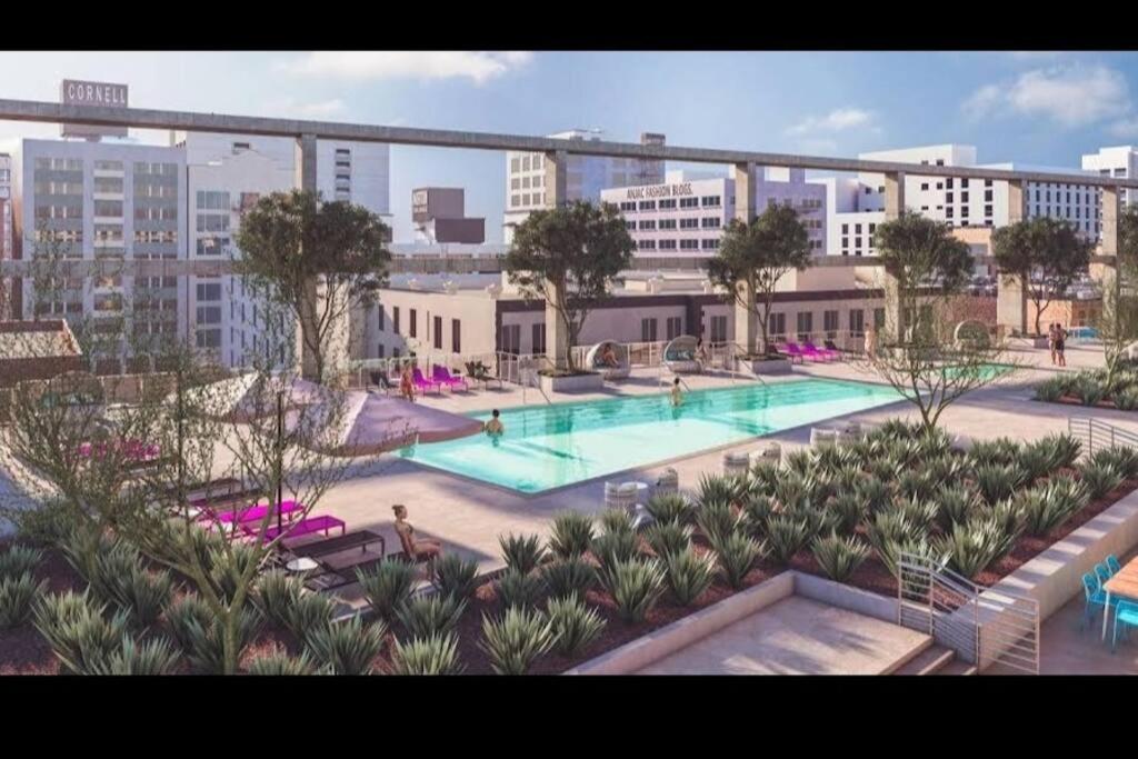 Stylish 3Bed HighRise with Pool, Spa, Rooftop Deck