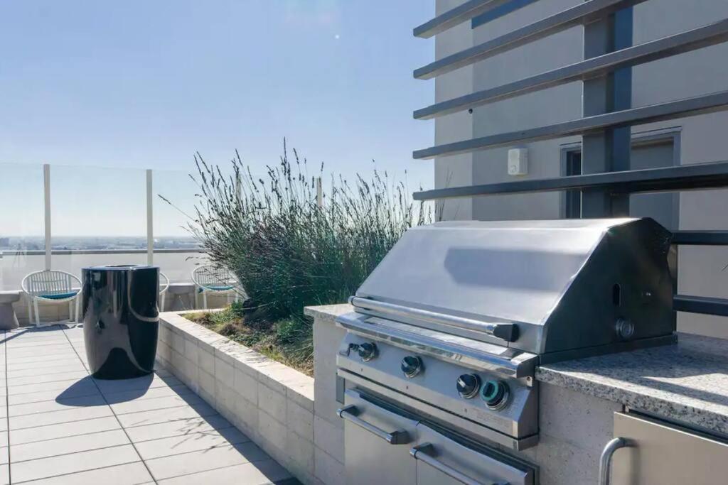 Stylish 3Bed HighRise with Pool, Spa, Rooftop Deck