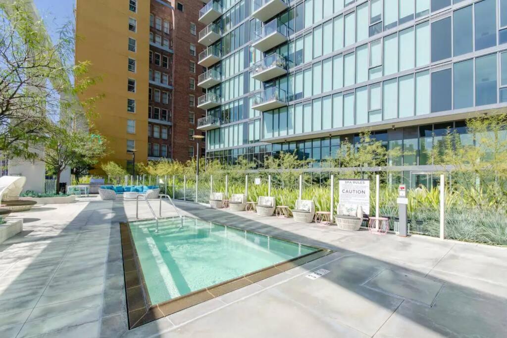 Stylish 3Bed HighRise with Pool, Spa, Rooftop Deck