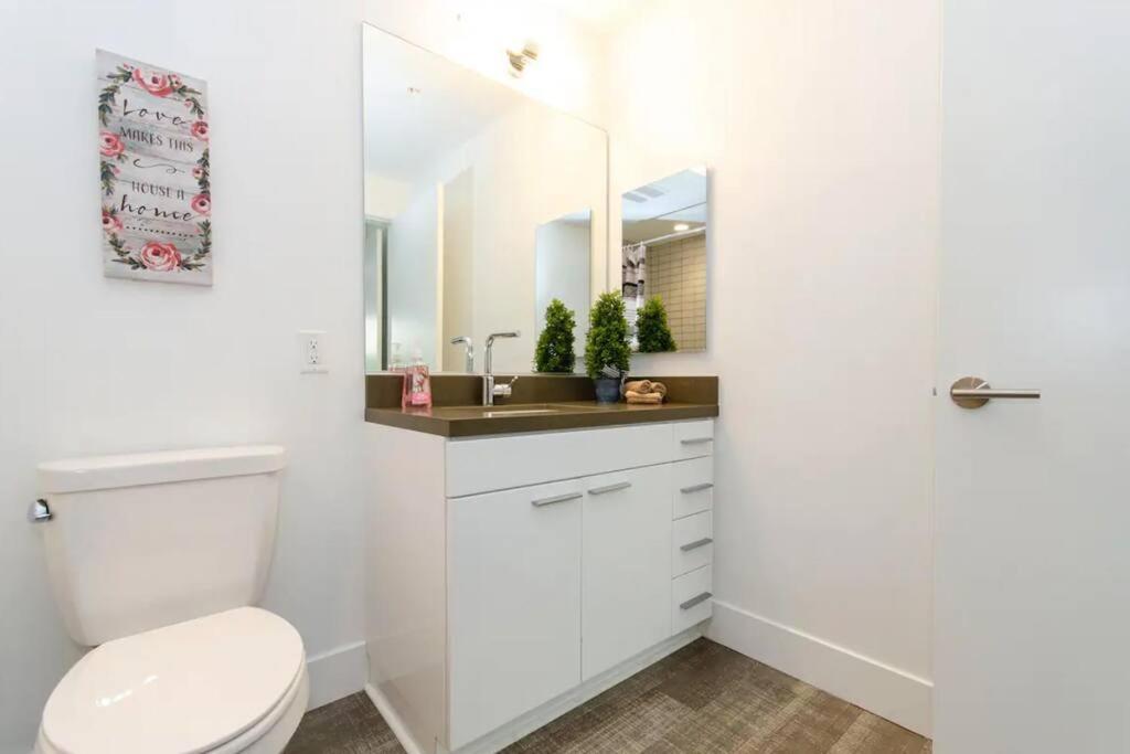 Stylish 3Bed HighRise with Pool, Spa, Rooftop Deck