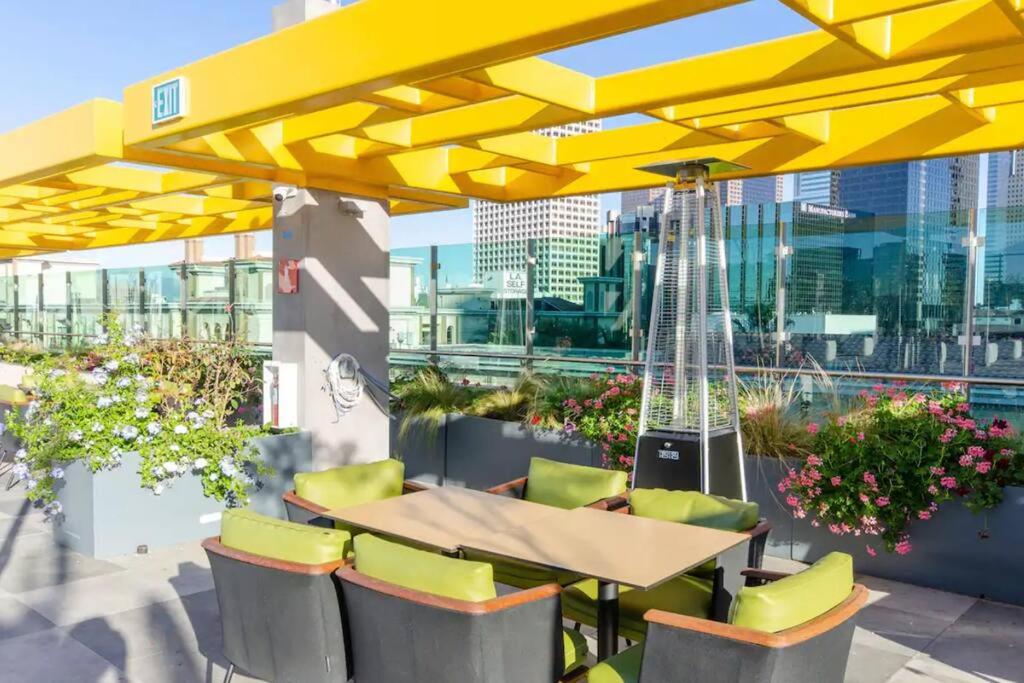 Stylish 3Bed HighRise with Pool, Spa, Rooftop Deck