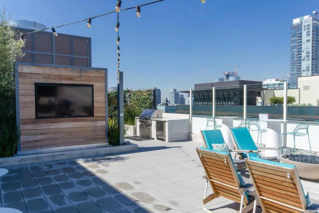 Stylish 3Bed HighRise with Pool, Spa, Rooftop Deck