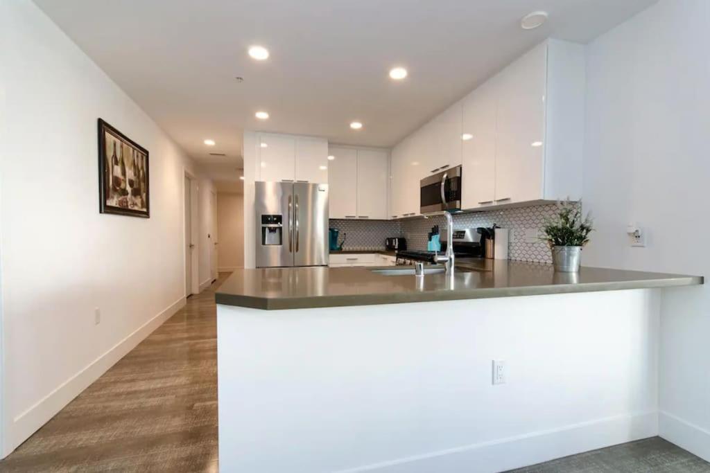 Stylish 3Bed HighRise with Pool, Spa, Rooftop Deck