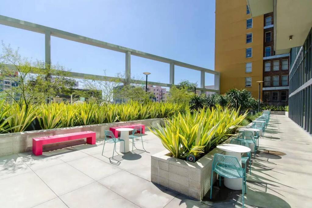 Stylish 3Bed HighRise with Pool, Spa, Rooftop Deck
