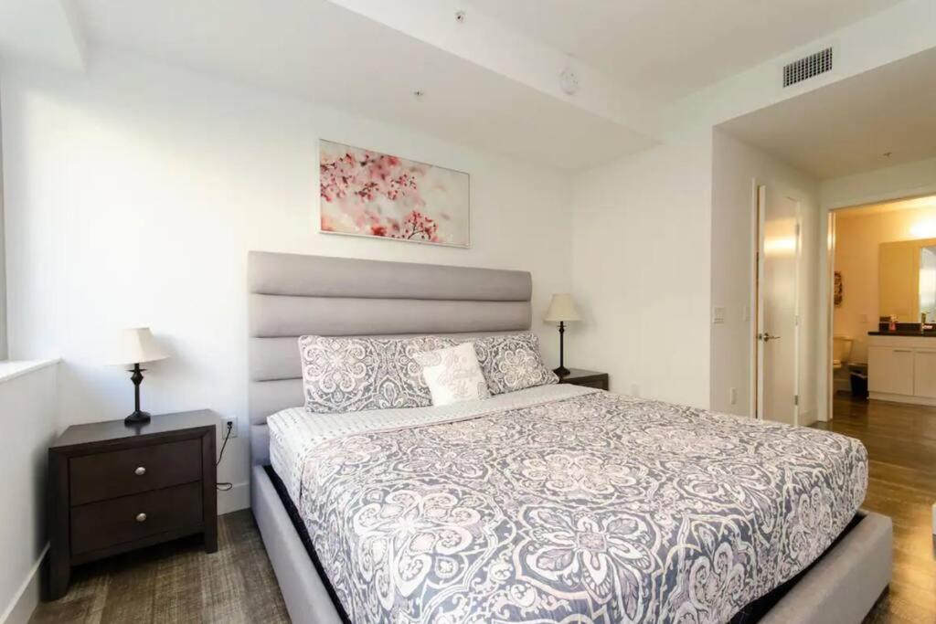 Stylish 3Bed HighRise with Pool, Spa, Rooftop Deck