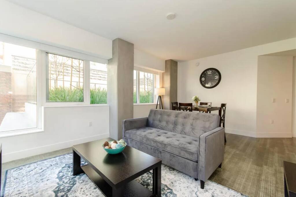 Stylish 3Bed HighRise with Pool, Spa, Rooftop Deck
