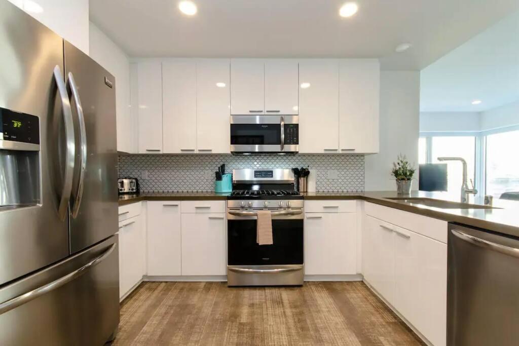 Stylish 3Bed HighRise with Pool, Spa, Rooftop Deck