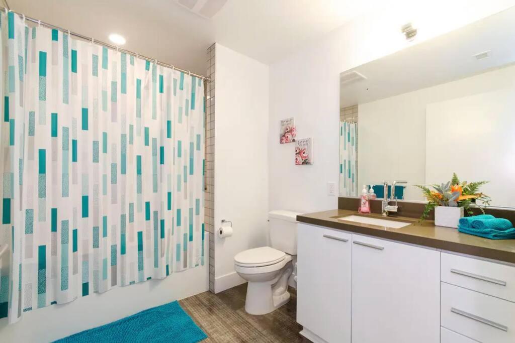 Stylish 3Bed HighRise with Pool, Spa, Rooftop Deck