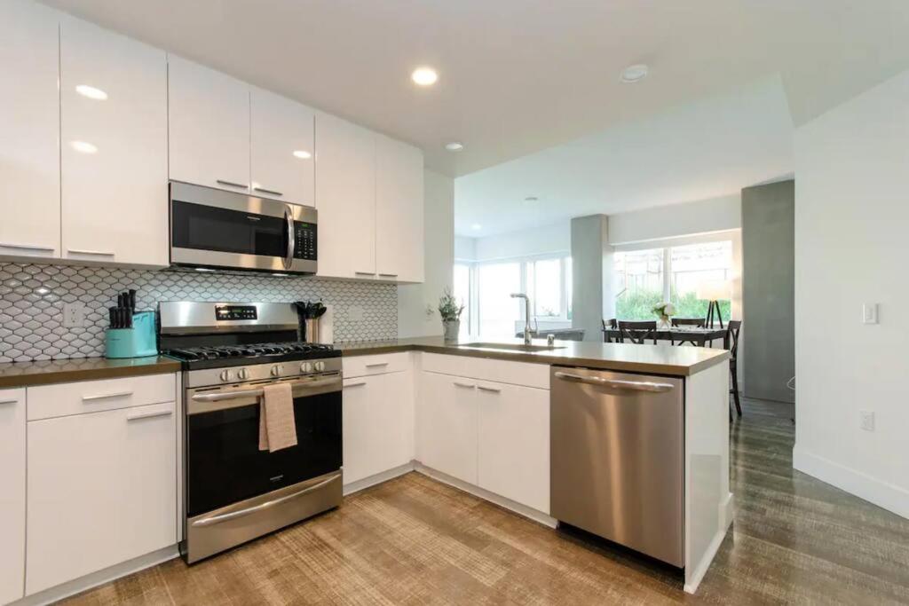 Stylish 3Bed HighRise with Pool, Spa, Rooftop Deck