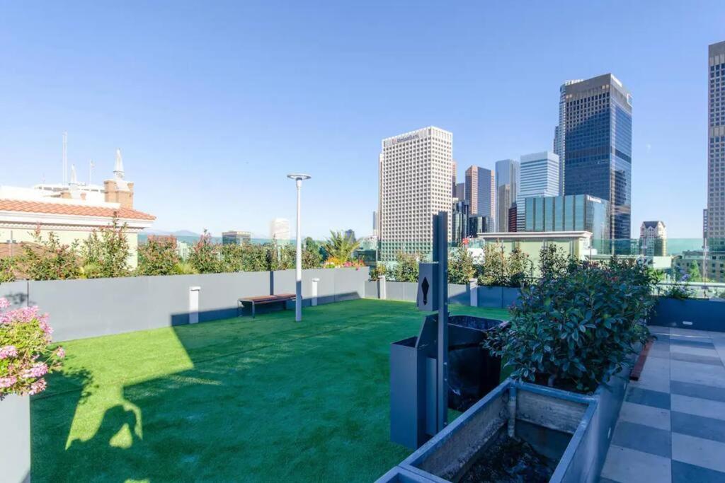 Stylish 3Bed HighRise with Pool, Spa, Rooftop Deck