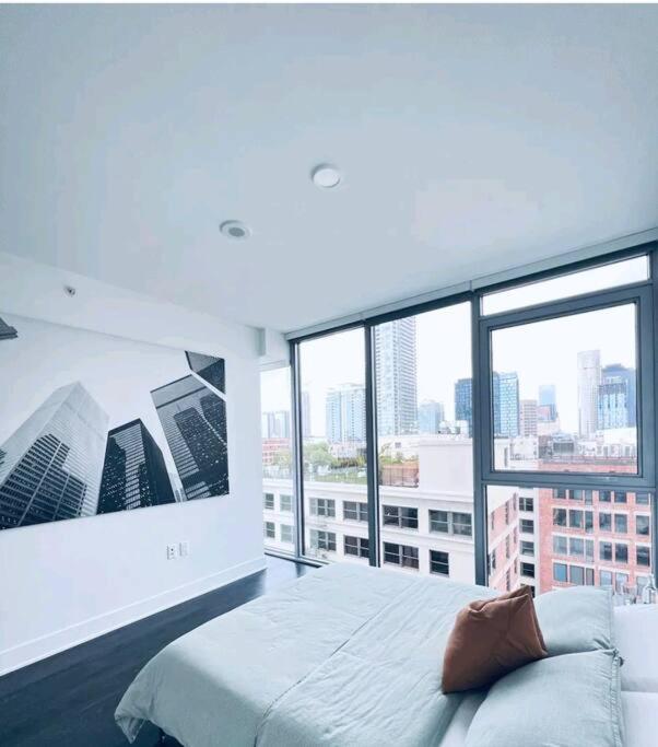 Stylish 3Bed HighRise with Pool, Spa, Rooftop Deck
