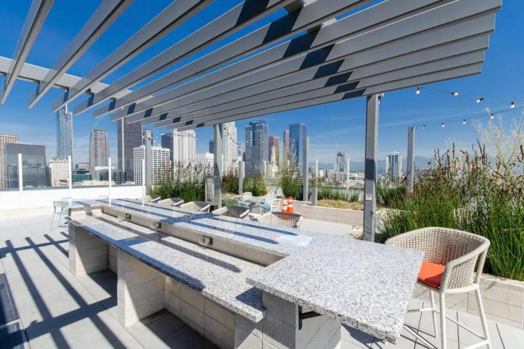 Stylish 3Bed HighRise with Pool, Spa, Rooftop Deck