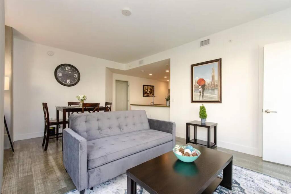 Stylish 3Bed HighRise with Pool, Spa, Rooftop Deck