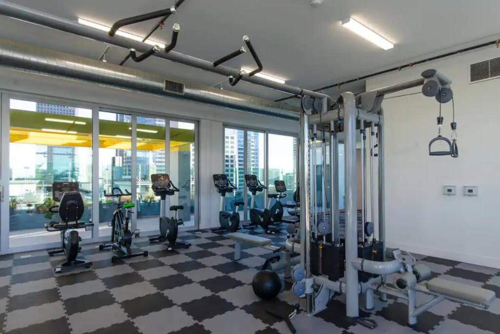 Stylish 3Bed HighRise with Pool, Spa, Rooftop Deck