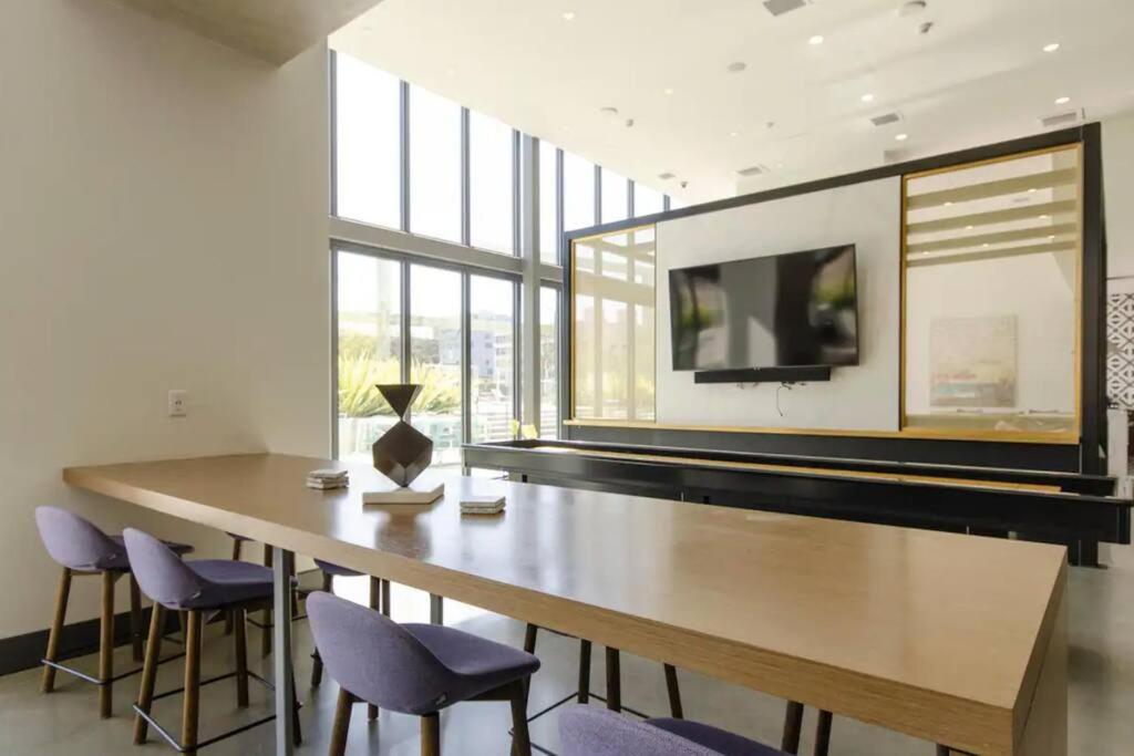 Stylish 3Bed HighRise with Pool, Spa, Rooftop Deck