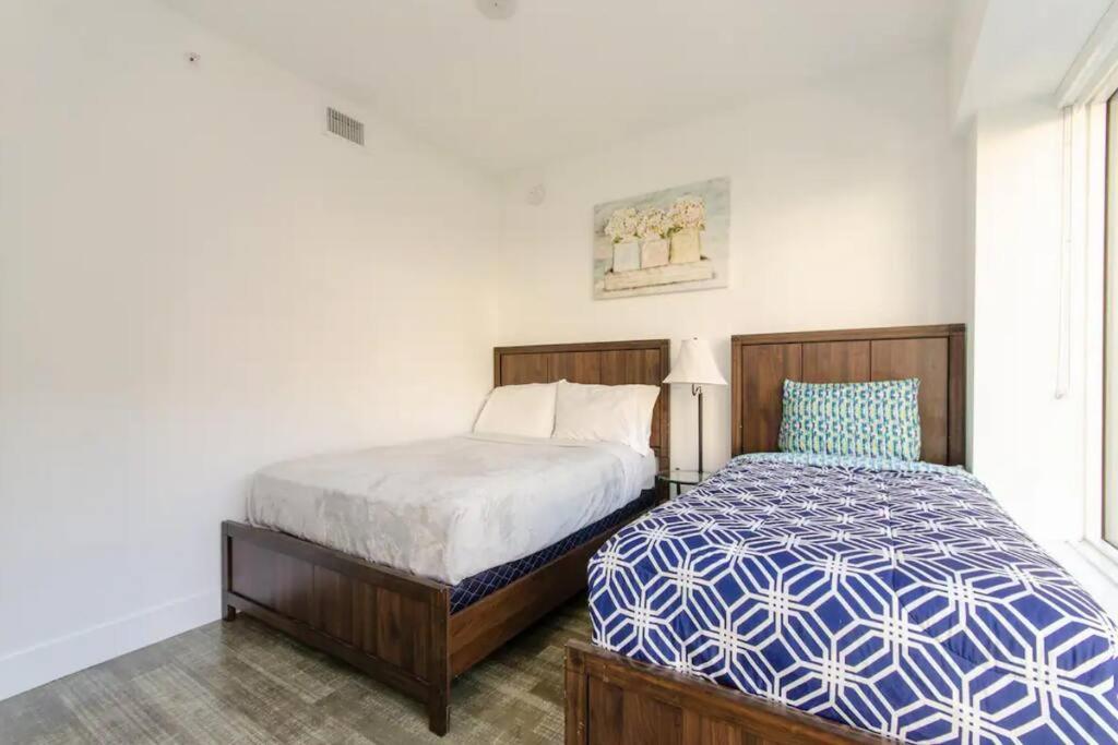 Stylish 3Bed HighRise with Pool, Spa, Rooftop Deck