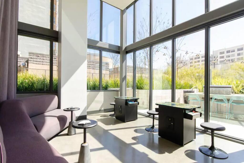 Stylish 3Bed HighRise with Pool, Spa, Rooftop Deck
