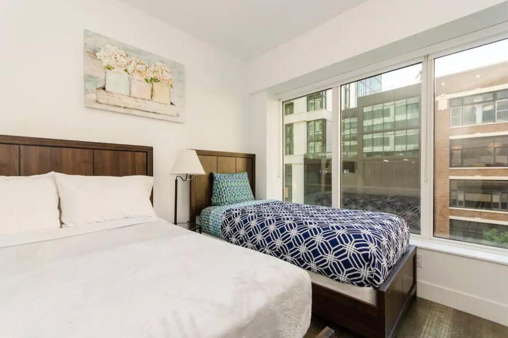 Stylish 3Bed HighRise with Pool, Spa, Rooftop Deck