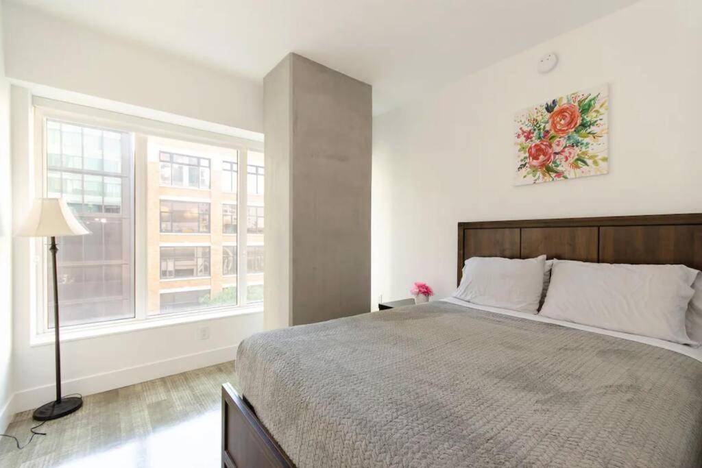 Stylish 3Bed HighRise with Pool, Spa, Rooftop Deck