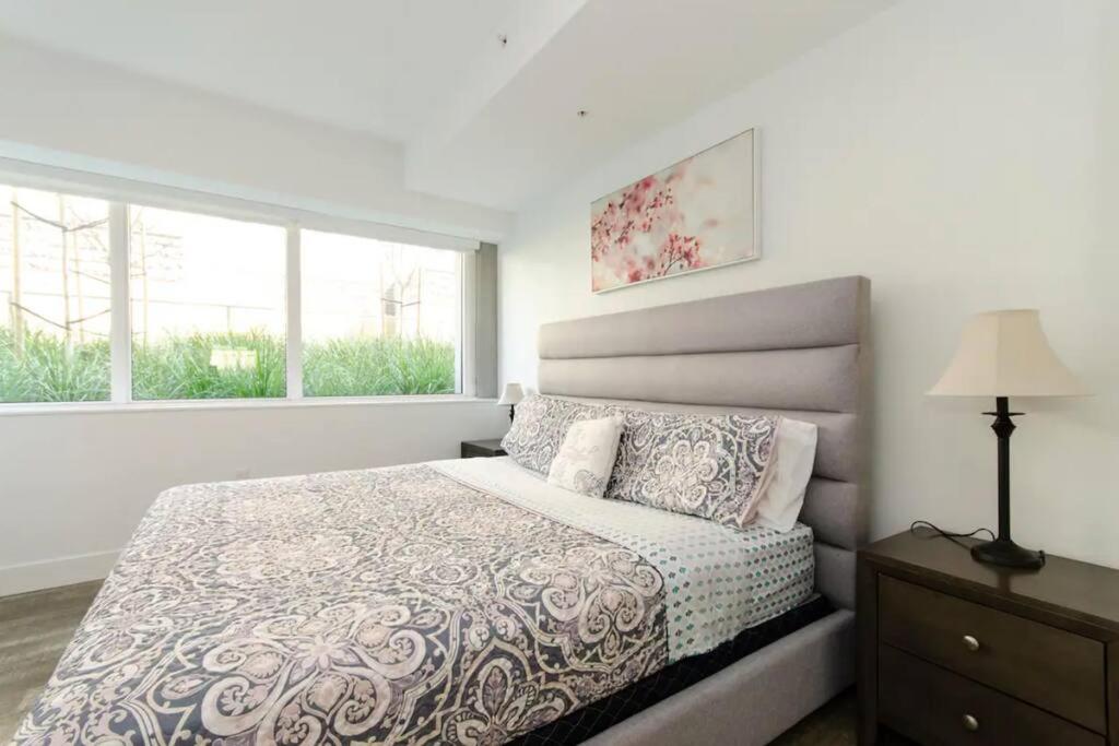 Stylish 3Bed HighRise with Pool, Spa, Rooftop Deck