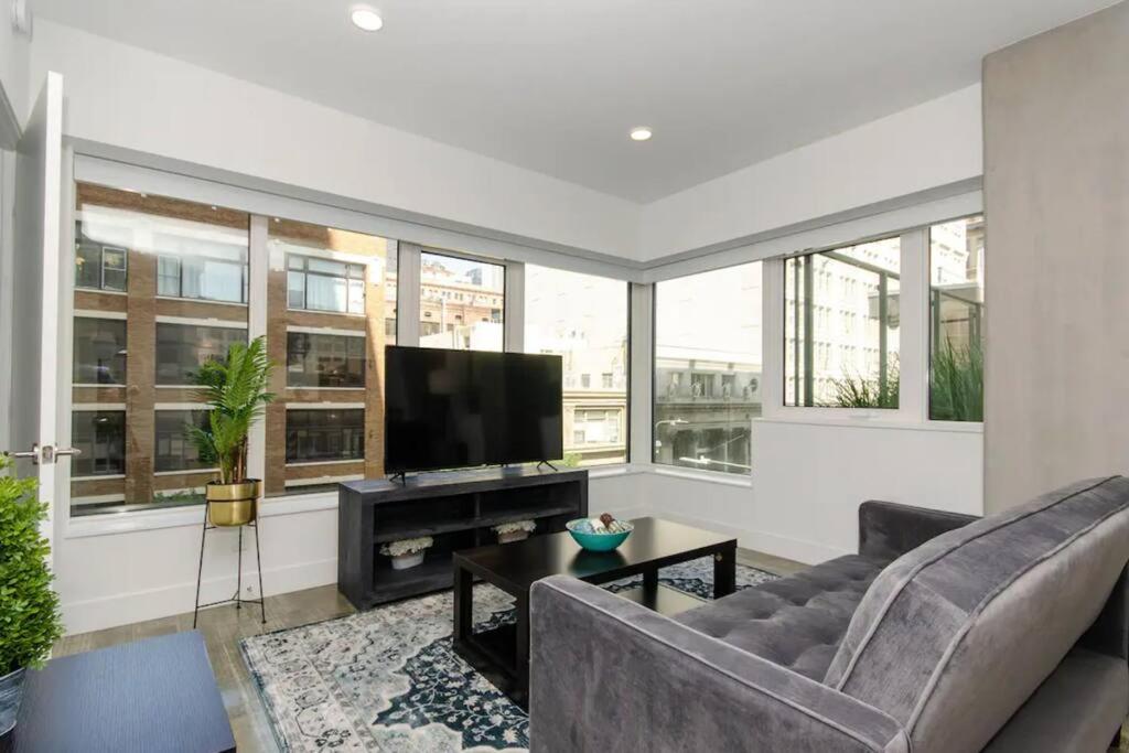 Stylish 3Bed HighRise with Pool, Spa, Rooftop Deck