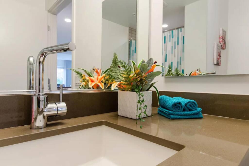 Stylish 3Bed HighRise with Pool, Spa, Rooftop Deck