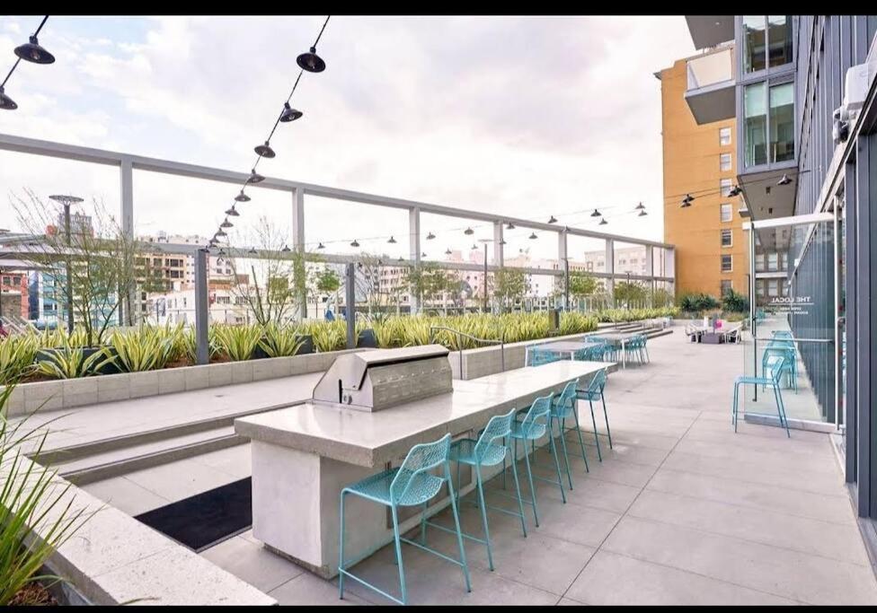 Stylish 3Bed HighRise with Pool, Spa, Rooftop Deck
