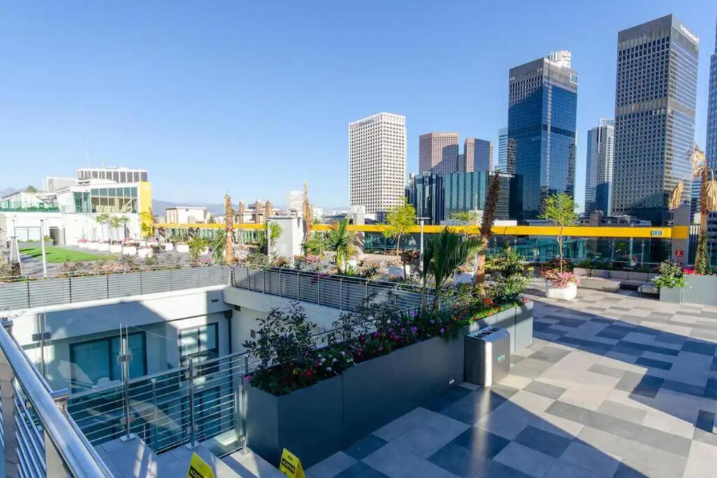 Stylish 3Bed HighRise with Pool, Spa, Rooftop Deck