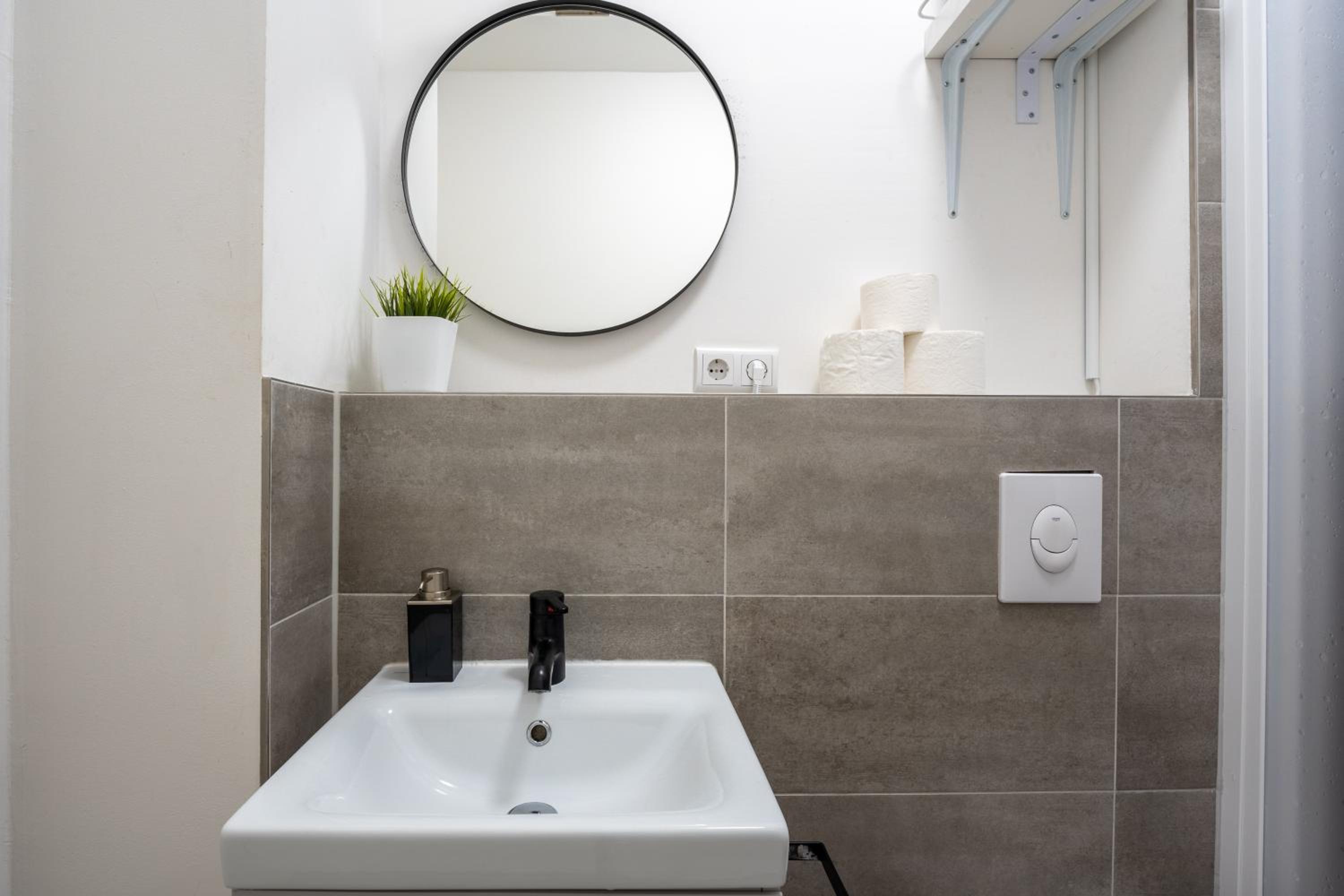 Modern, Central flat with workspace