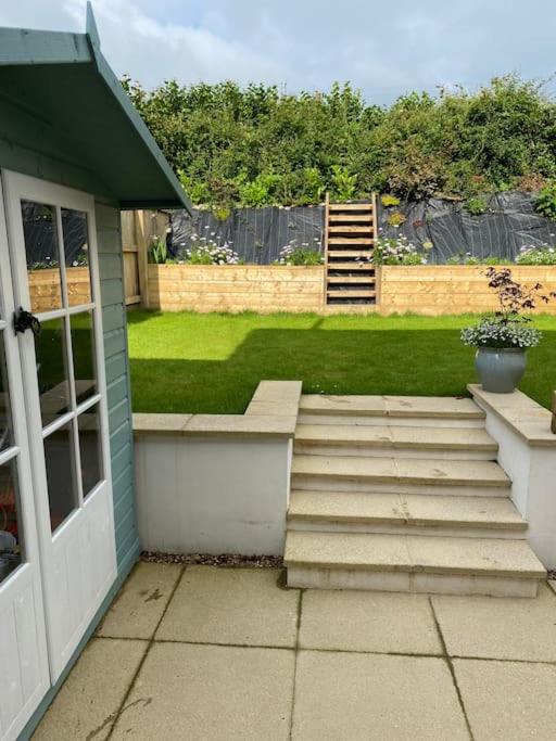 Seabreeze retreat with parking and a large garden view 4