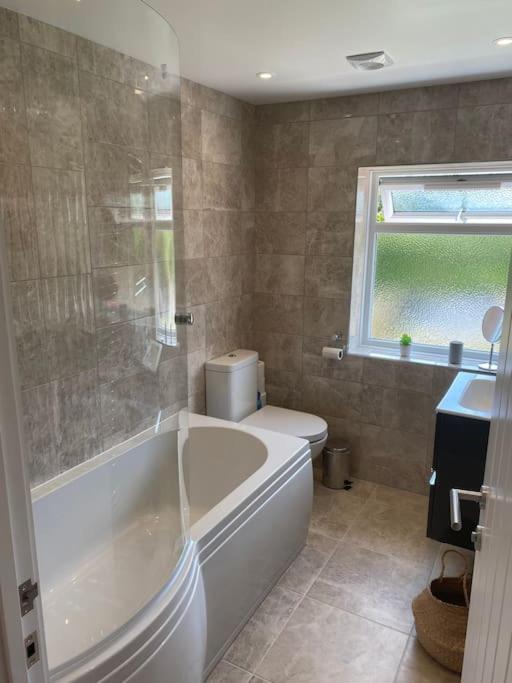 Seabreeze retreat with parking and a large garden view 5