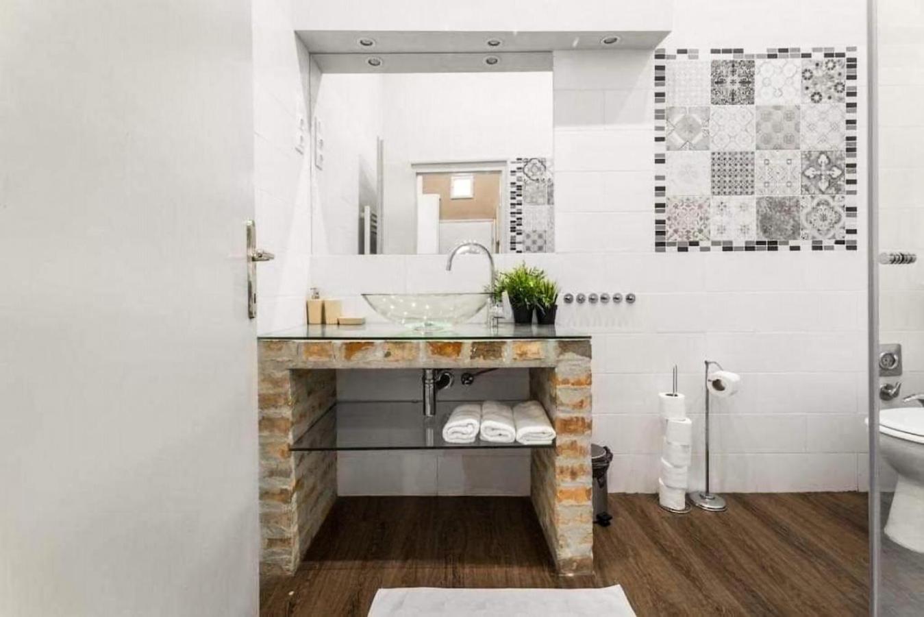 Spacious Apartment in the Central view 4