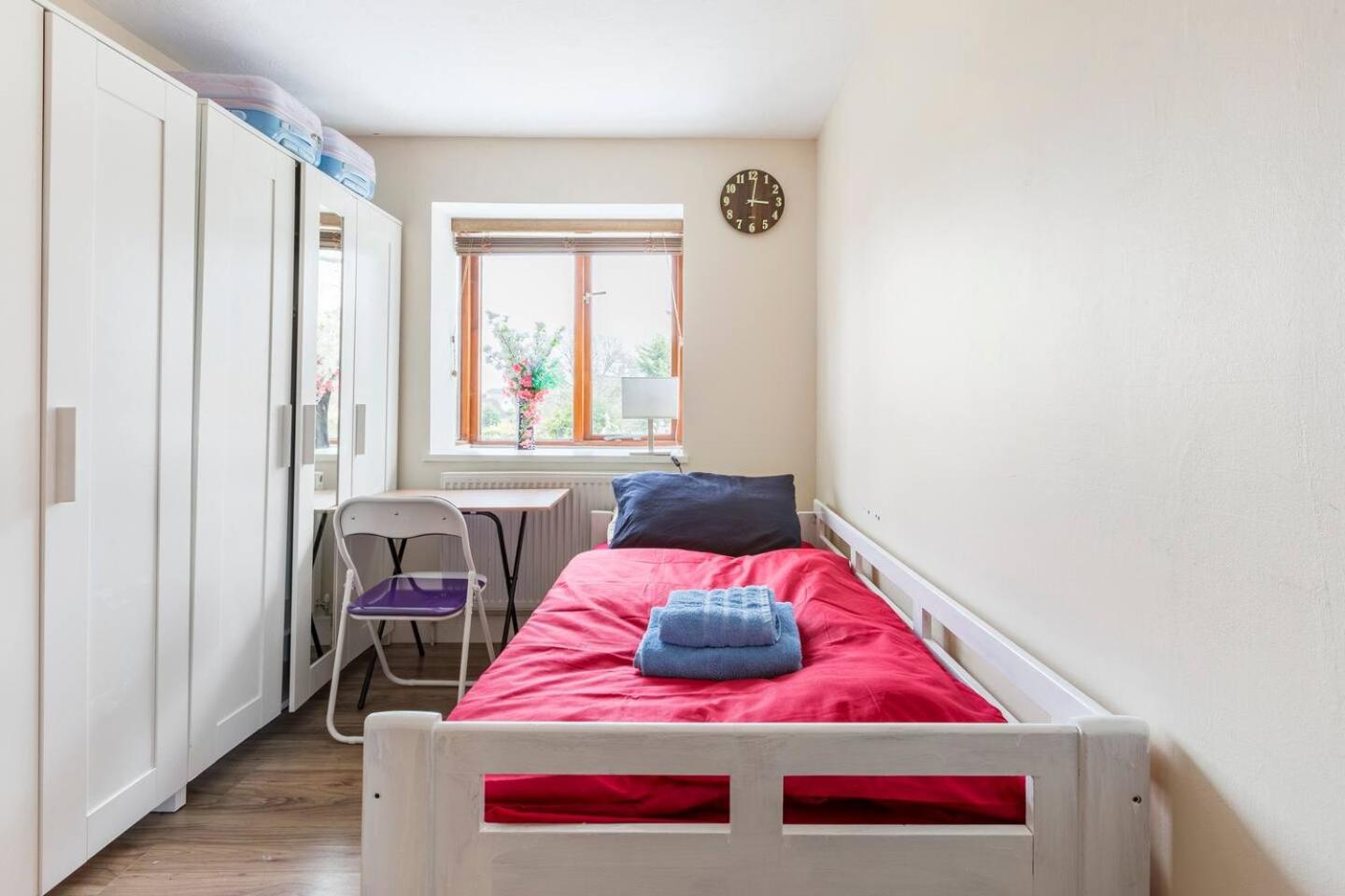 Read Oak Lodge - Summer Offer - Free Parking - Value for Money - Near PRUH - Orpington - 20 Mins from London Bridge view 2