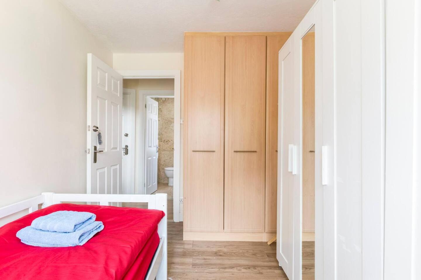 Read Oak Lodge - Summer Offer - Free Parking - Value for Money - Near PRUH - Orpington - 20 Mins from London Bridge view 3