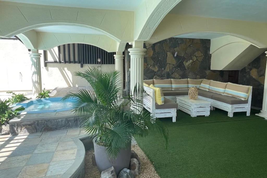 Villa Aglaia mit Pool, Garten und Palmen view 4