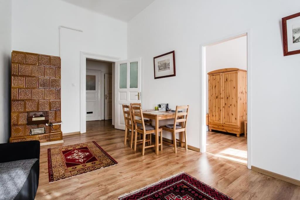 Comfortable flat with prime location near Oktogon view 2