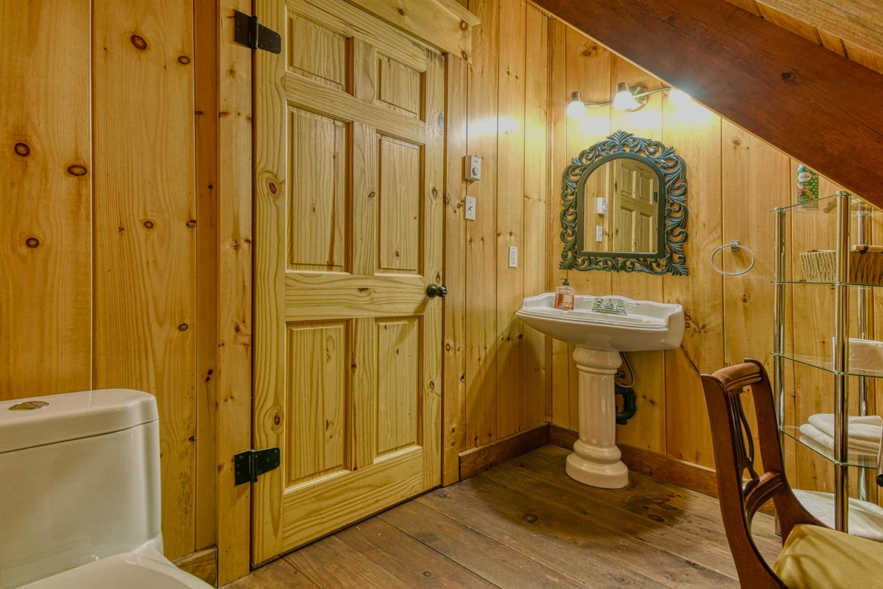 Grenville Gem: Luxury Chalet,Pool & Jacuzzi Oasis
