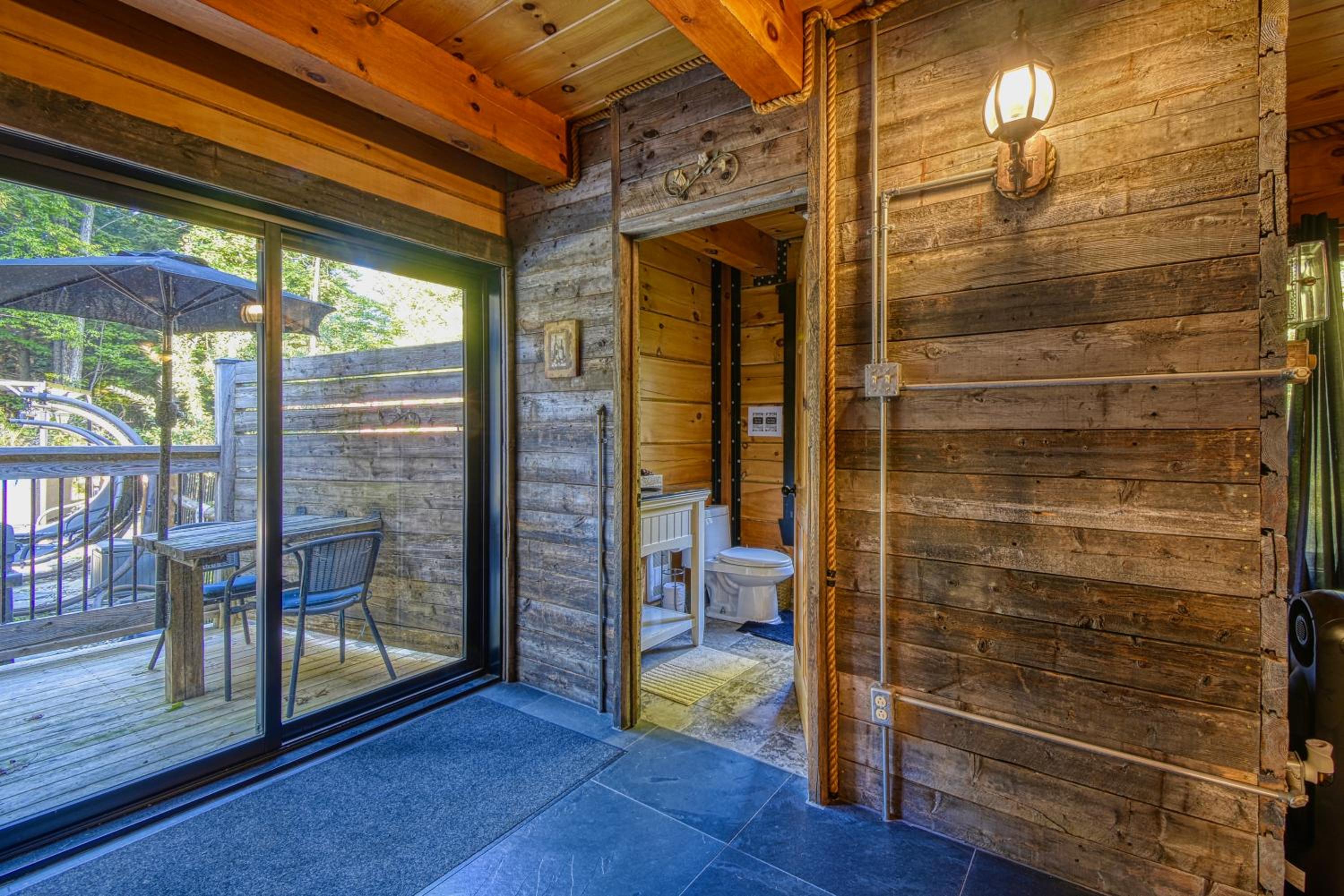 Grenville Gem: Luxury Chalet,Pool & Jacuzzi Oasis