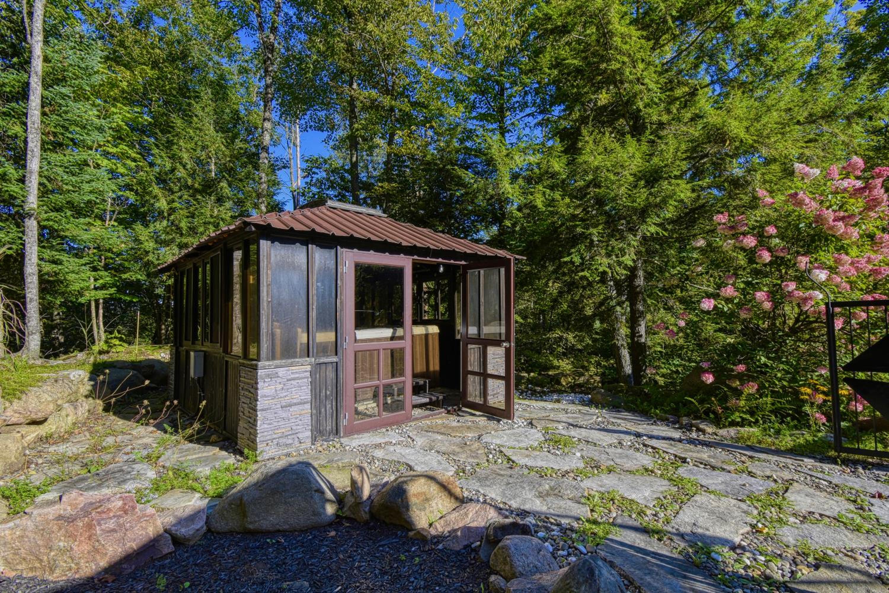 Grenville Gem: Luxury Chalet,Pool & Jacuzzi Oasis