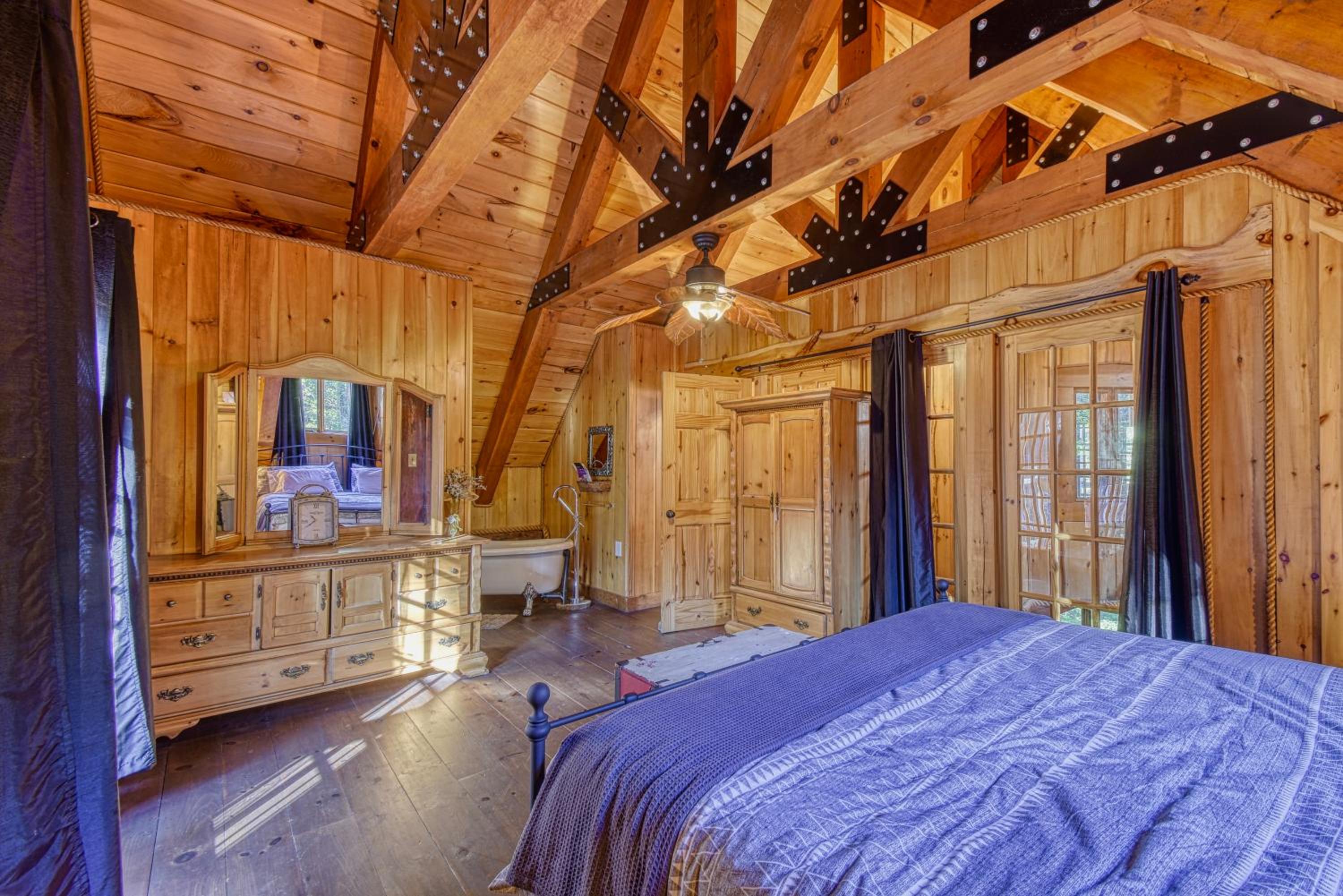 Grenville Gem: Luxury Chalet,Pool & Jacuzzi Oasis