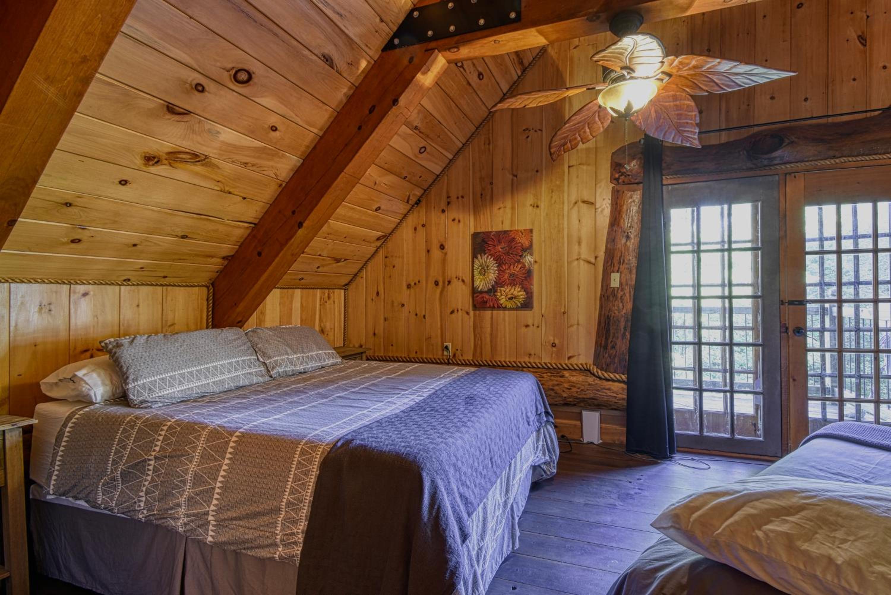 Grenville Gem: Luxury Chalet,Pool & Jacuzzi Oasis