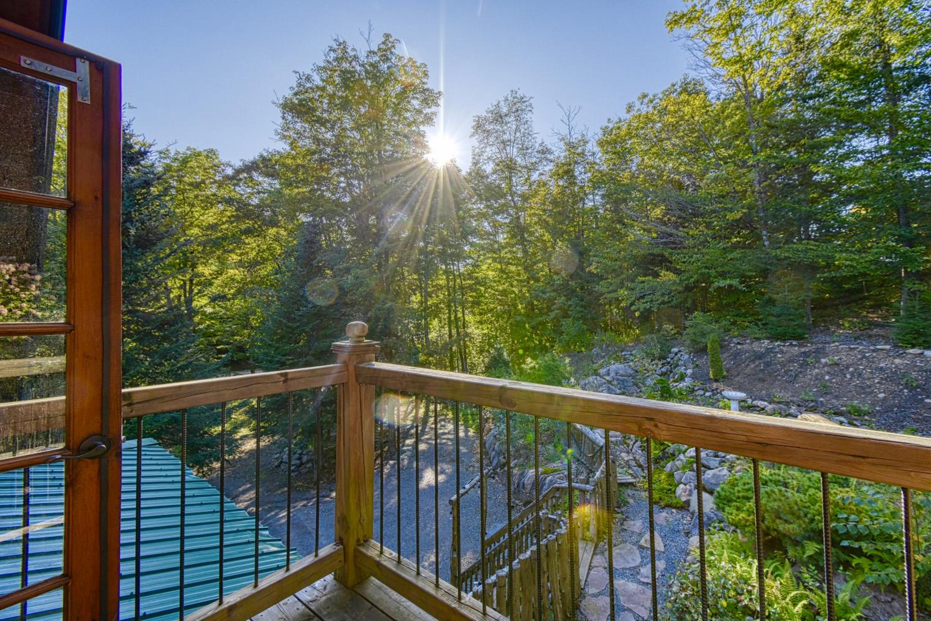 Grenville Gem: Luxury Chalet,Pool & Jacuzzi Oasis
