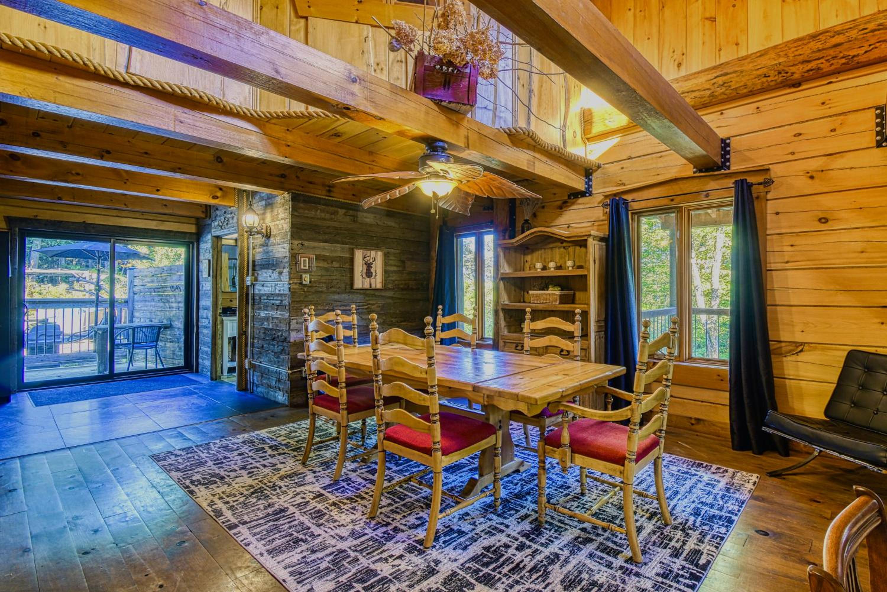Grenville Gem: Luxury Chalet,Pool & Jacuzzi Oasis