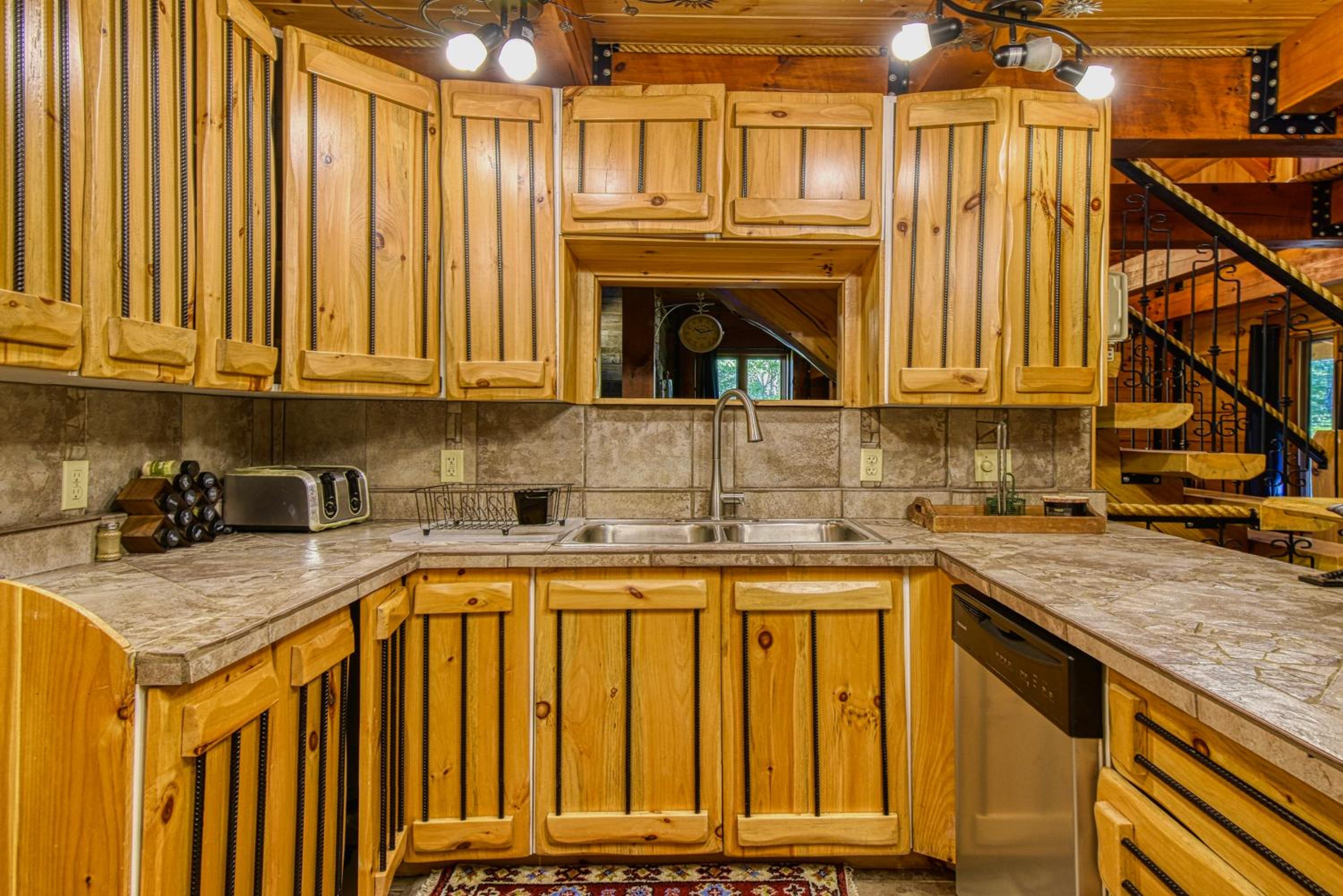 Grenville Gem: Luxury Chalet,Pool & Jacuzzi Oasis
