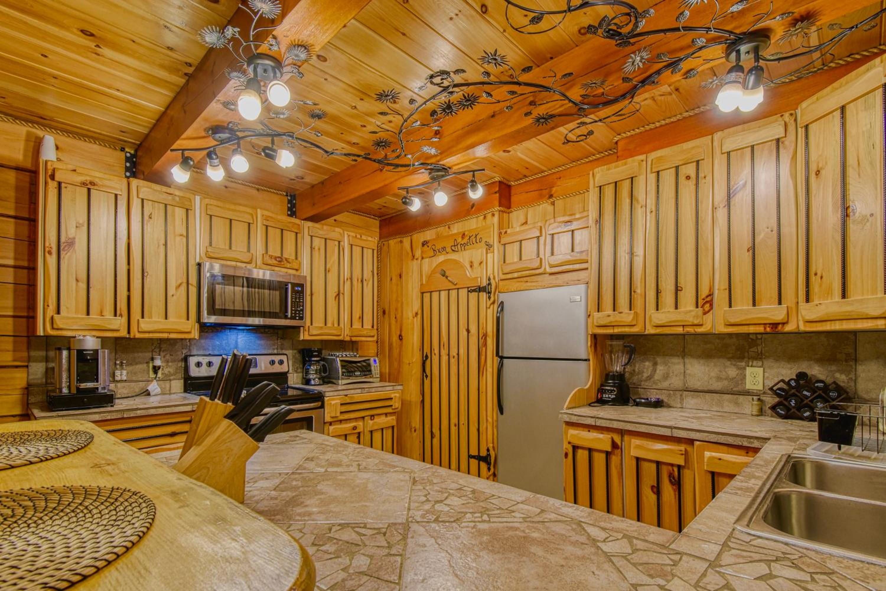 Grenville Gem: Luxury Chalet,Pool & Jacuzzi Oasis