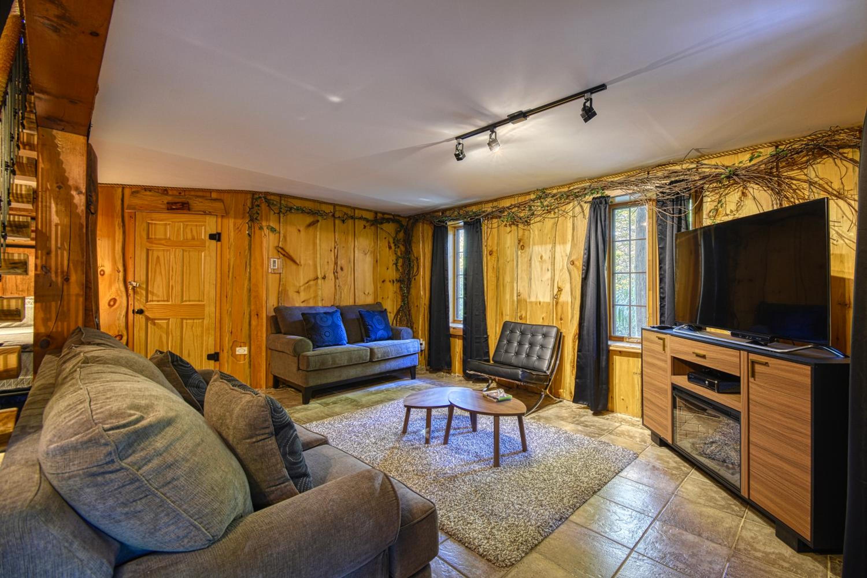 Grenville Gem: Luxury Chalet,Pool & Jacuzzi Oasis